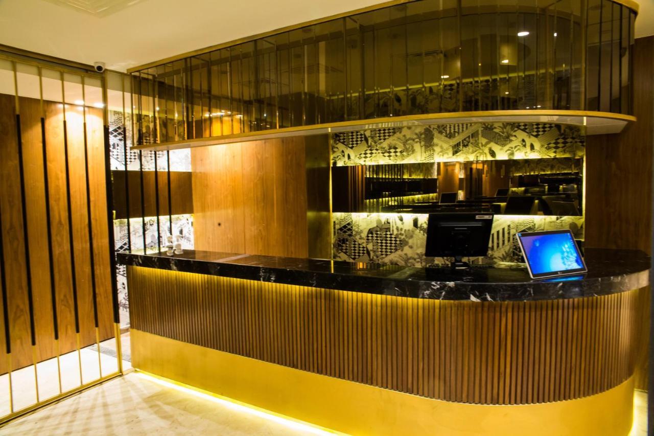 Pyramisa Suites Hotel Cairo Giza Zewnętrze zdjęcie Reception desk