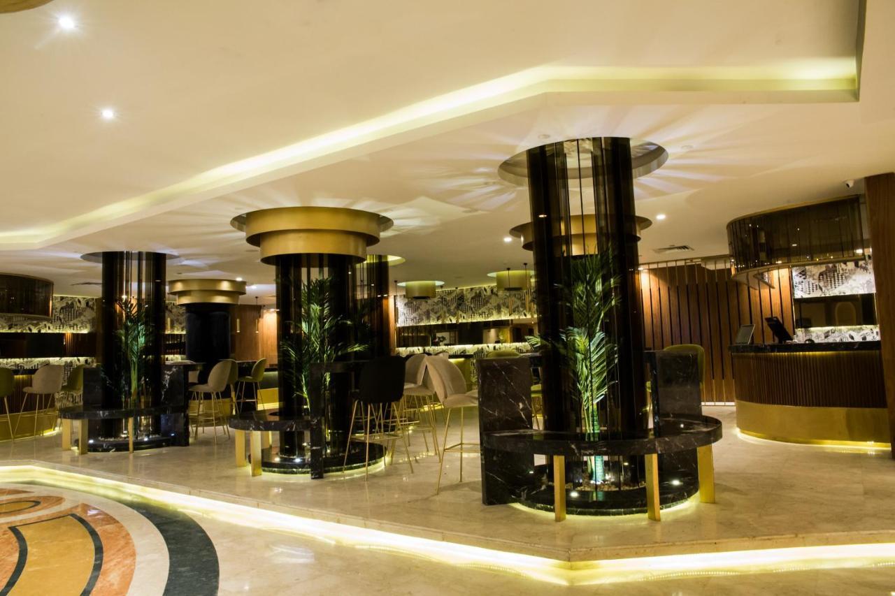Pyramisa Suites Hotel Cairo Giza Zewnętrze zdjęcie The lobby of the hotel