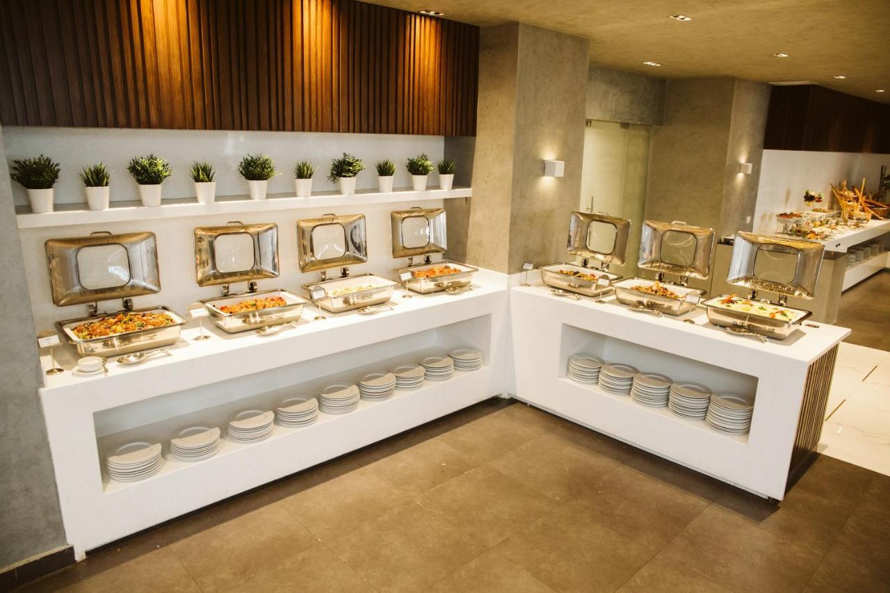 Pyramisa Suites Hotel Cairo Giza Zewnętrze zdjęcie Buffet at the hotel