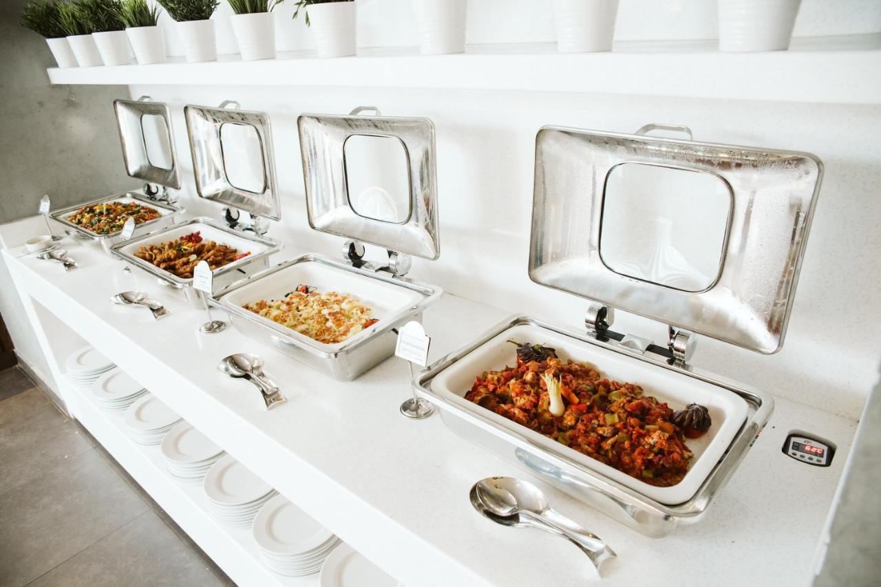 Pyramisa Suites Hotel Cairo Giza Zewnętrze zdjęcie Buffet at a luxury hotel