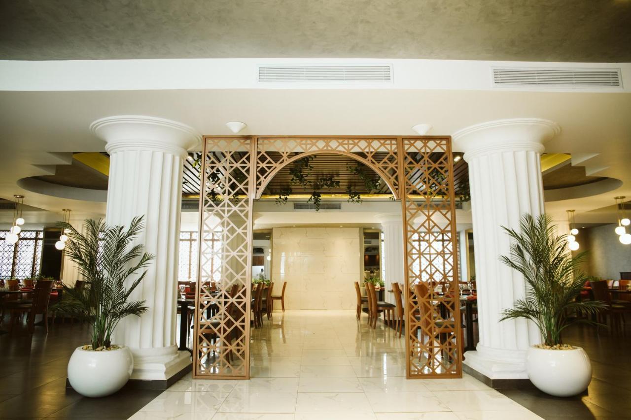 Pyramisa Suites Hotel Cairo Giza Zewnętrze zdjęcie The entrance of the restaurant