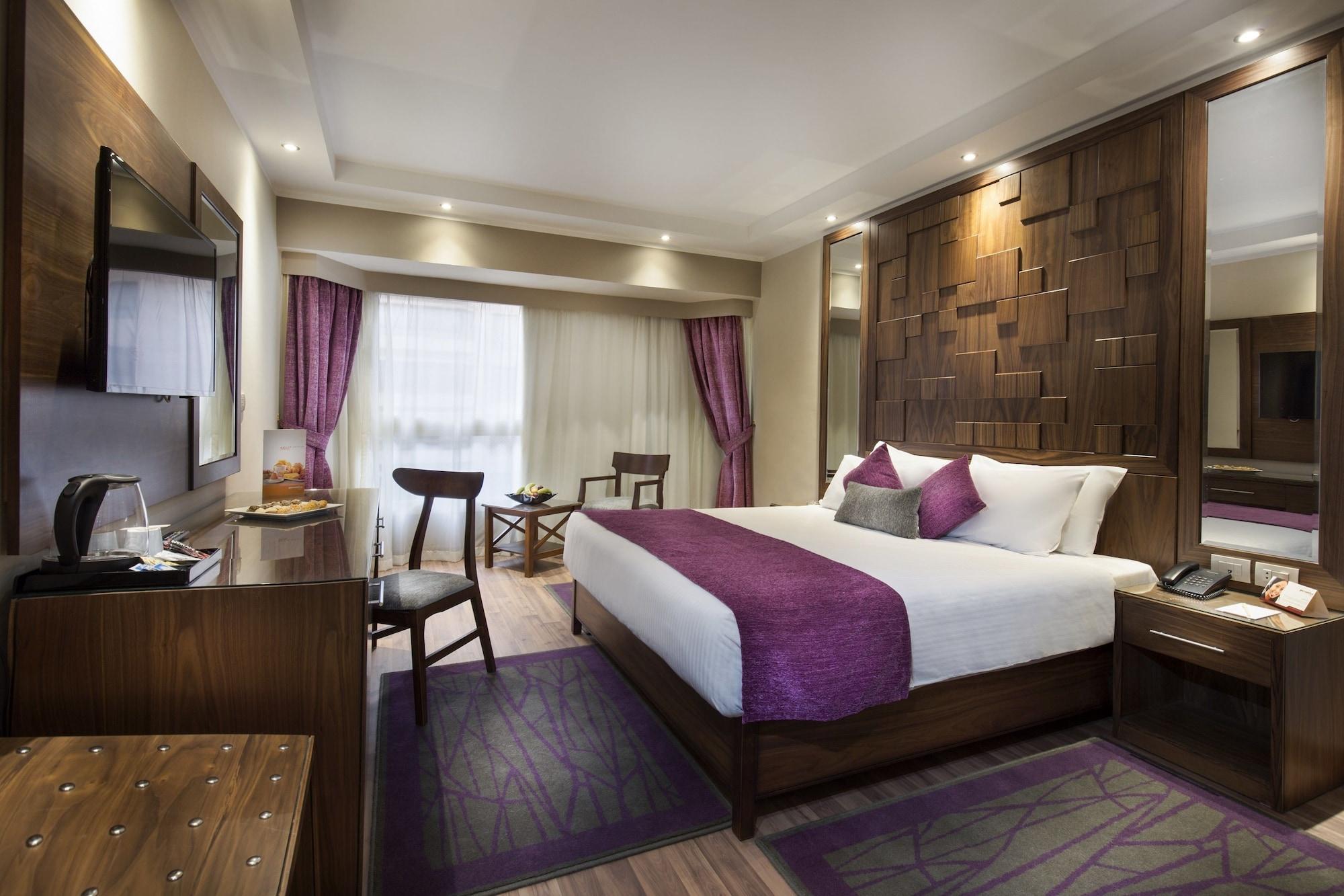 Pyramisa Suites Hotel Cairo Giza Zewnętrze zdjęcie A room at the hotel