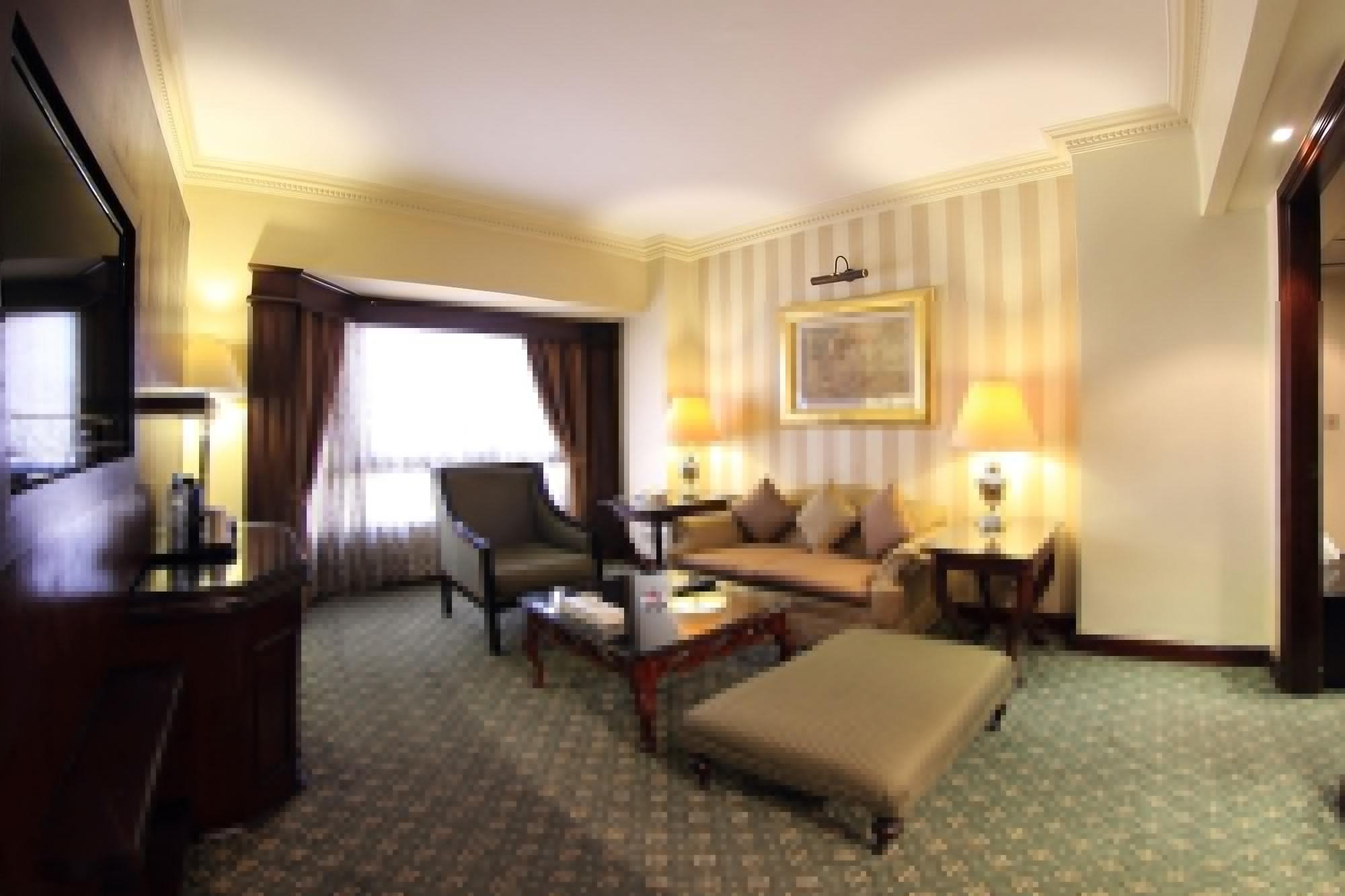 Pyramisa Suites Hotel Cairo Giza Zewnętrze zdjęcie A room at the hotel