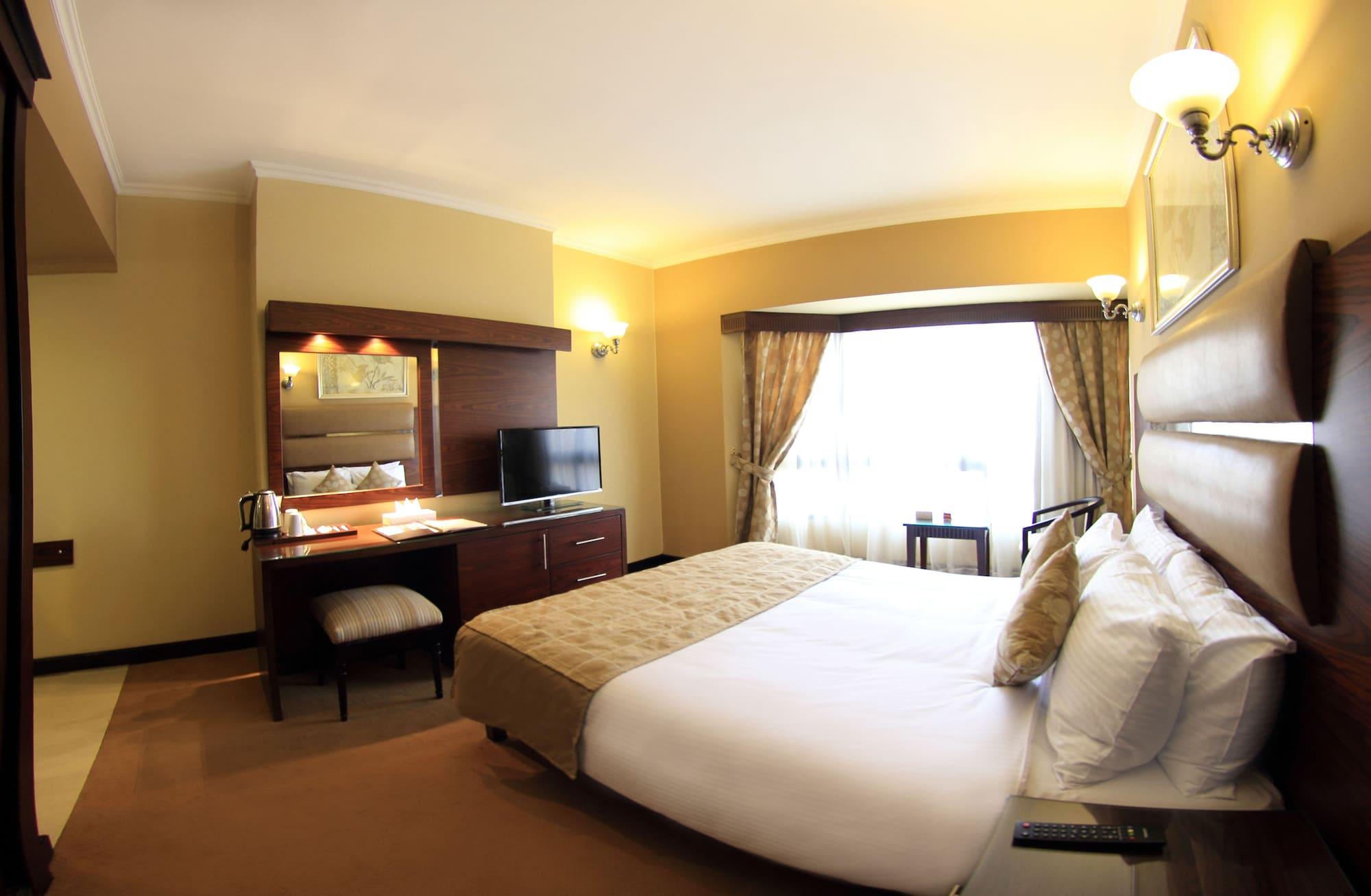 Pyramisa Suites Hotel Cairo Giza Zewnętrze zdjęcie A room at the hotel