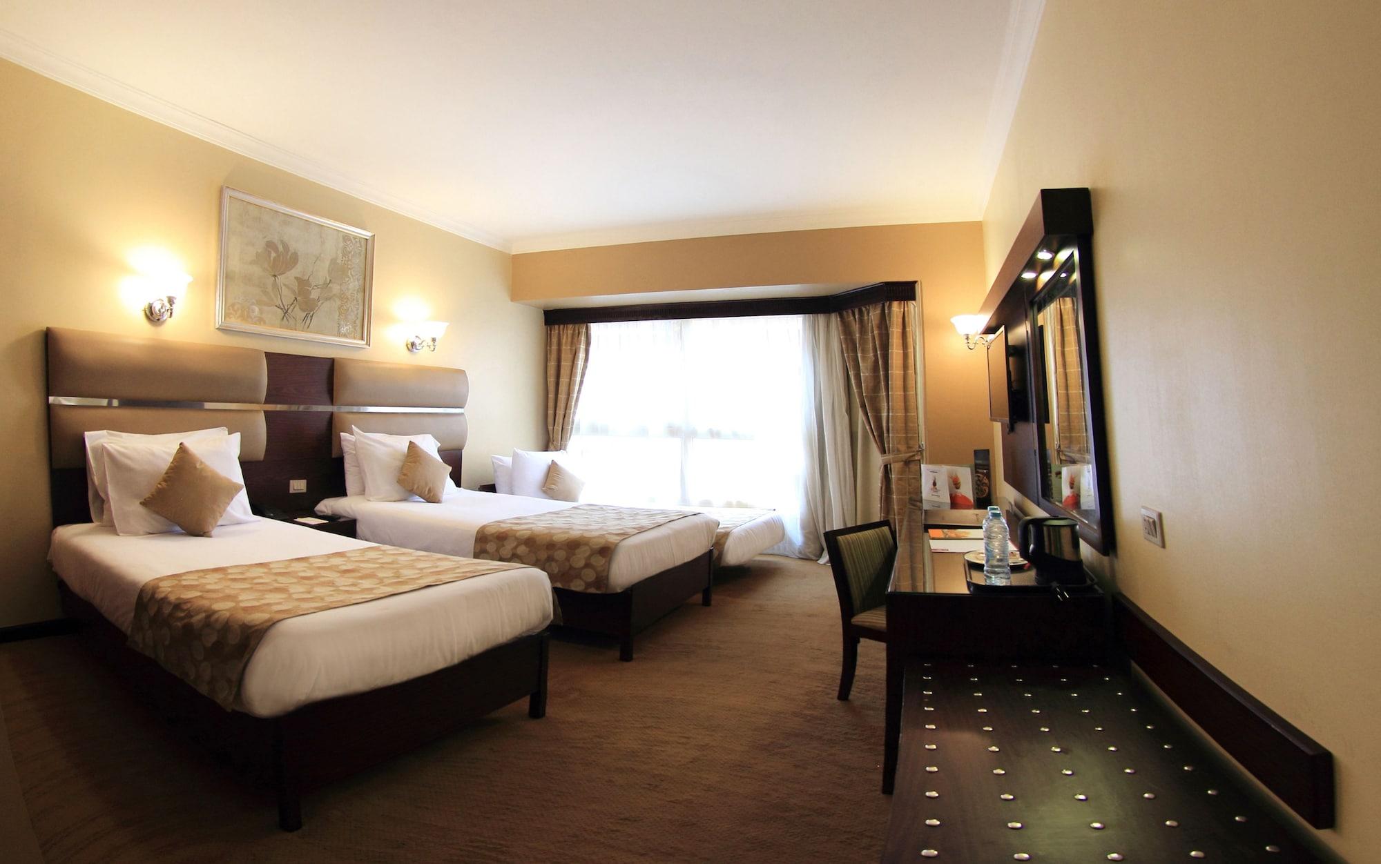 Pyramisa Suites Hotel Cairo Giza Zewnętrze zdjęcie A room at the hotel