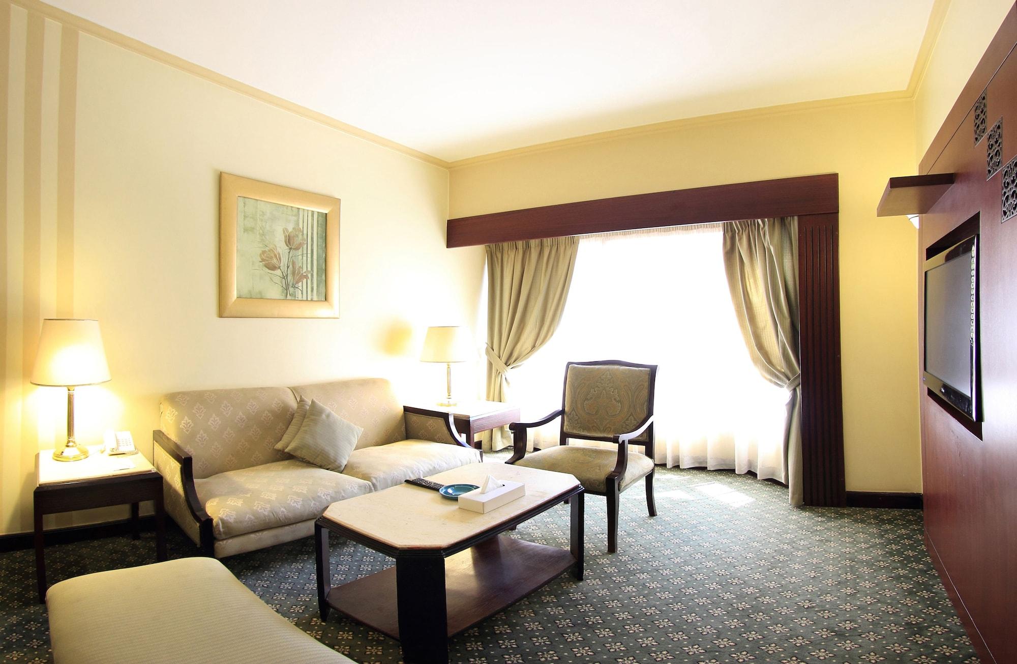 Pyramisa Suites Hotel Cairo Giza Zewnętrze zdjęcie A room at the hotel