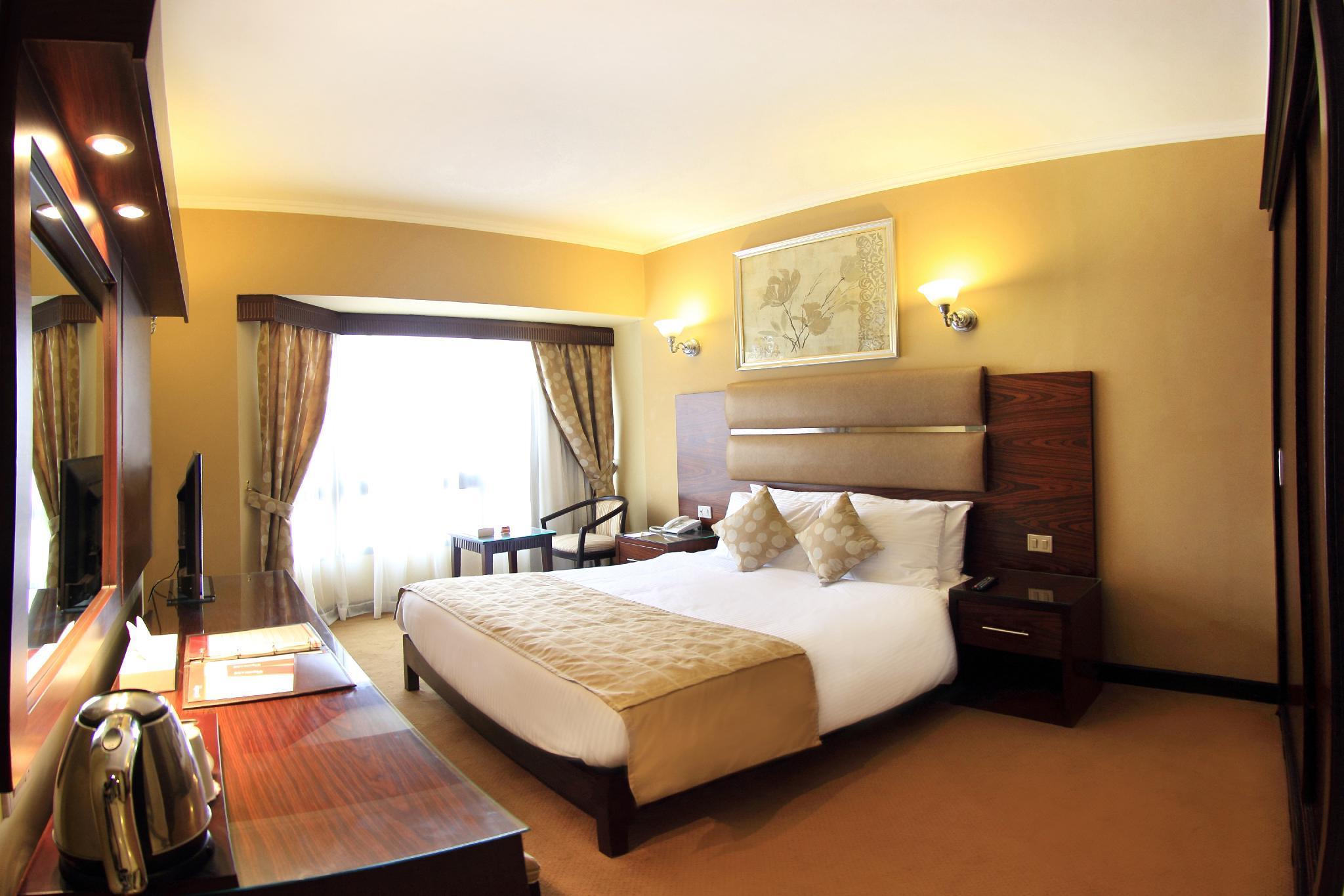 Pyramisa Suites Hotel Cairo Giza Zewnętrze zdjęcie A room at the hotel