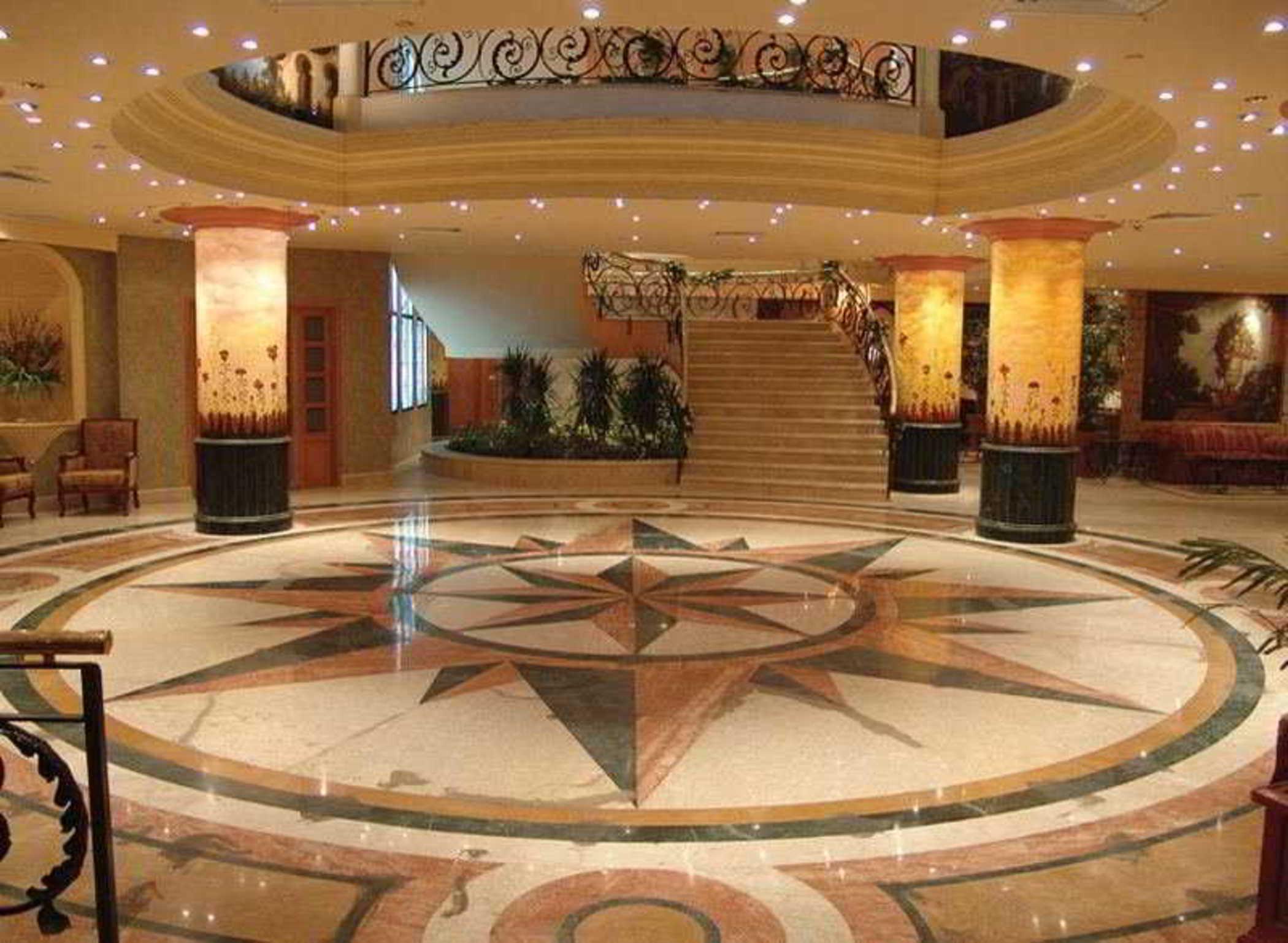 Pyramisa Suites Hotel Cairo Giza Wnętrze zdjęcie A marble floor
