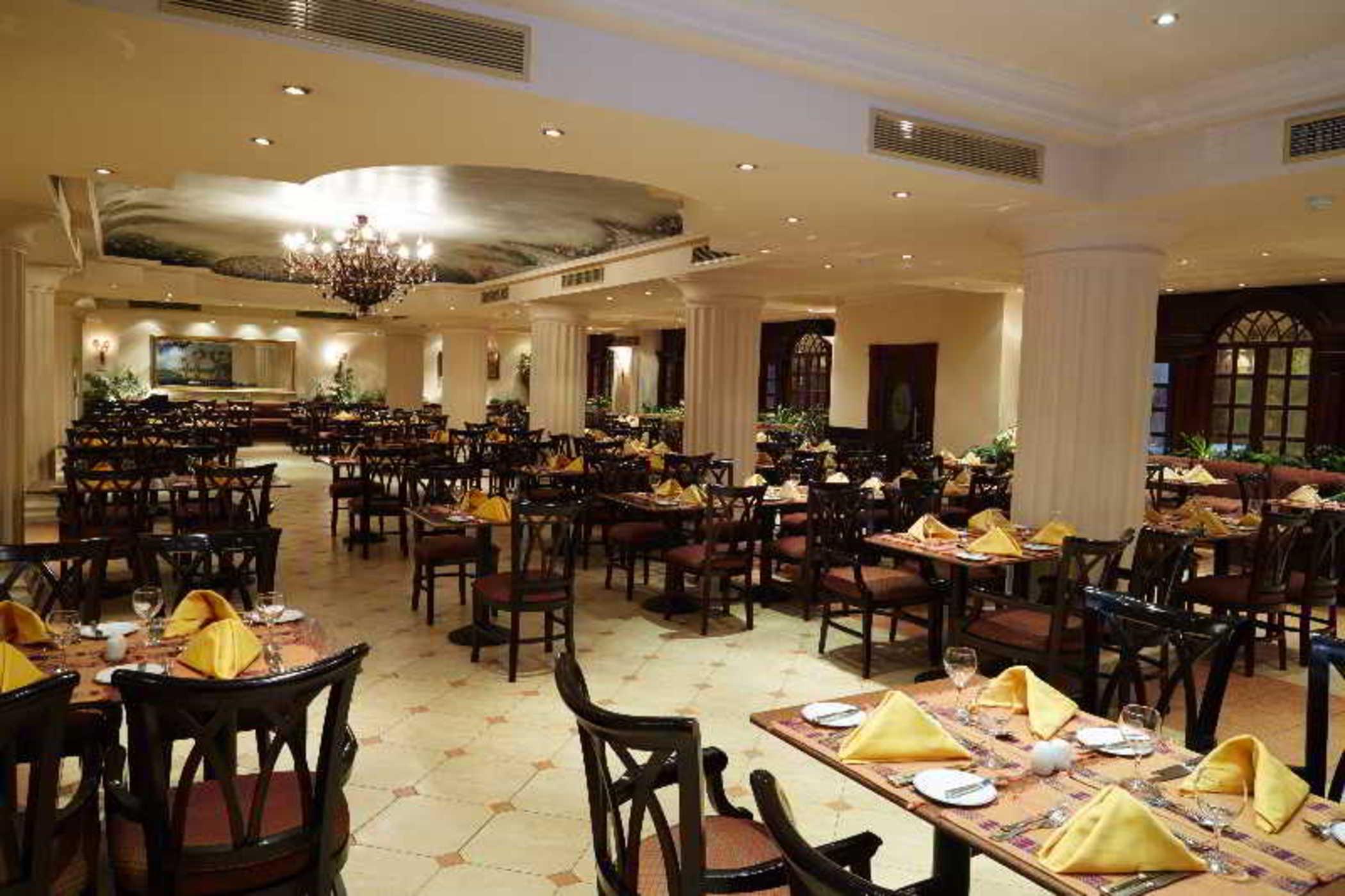 Pyramisa Suites Hotel Cairo Giza Zewnętrze zdjęcie The restaurant