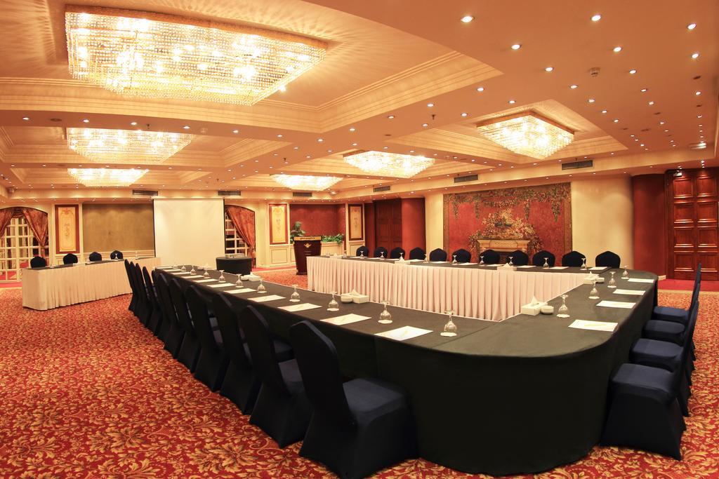 Pyramisa Suites Hotel Cairo Giza Zewnętrze zdjęcie The meeting room of the hotel