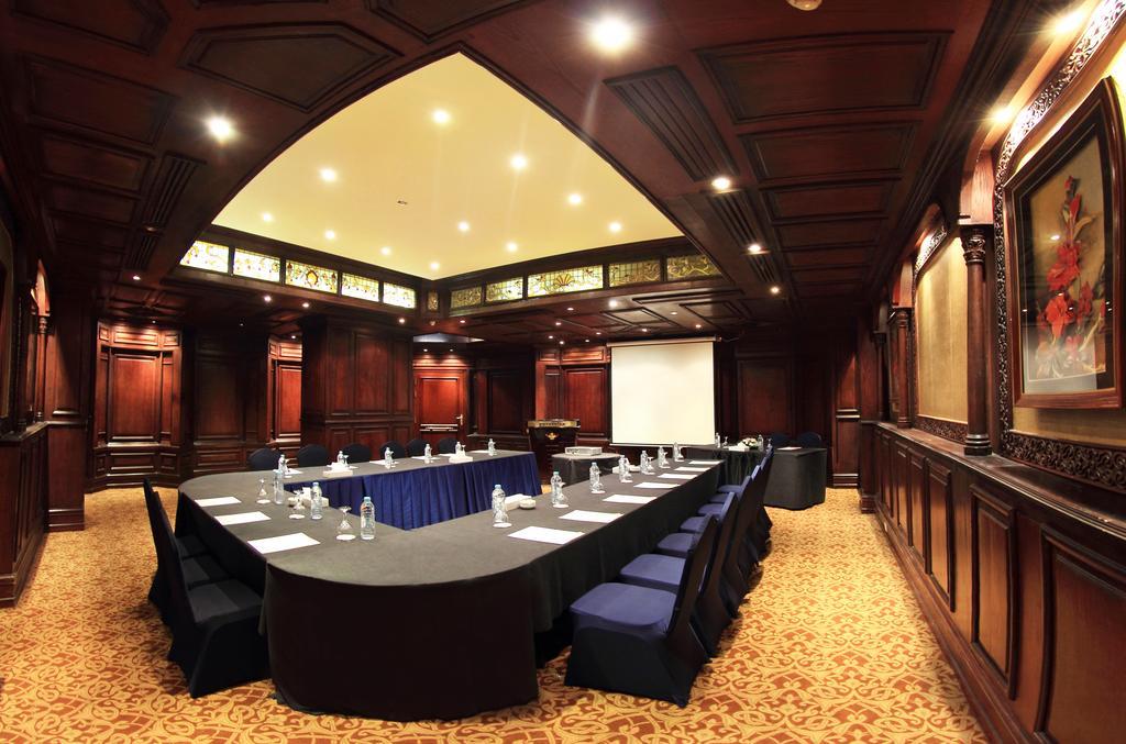 Pyramisa Suites Hotel Cairo Giza Zewnętrze zdjęcie The meeting room of the hotel