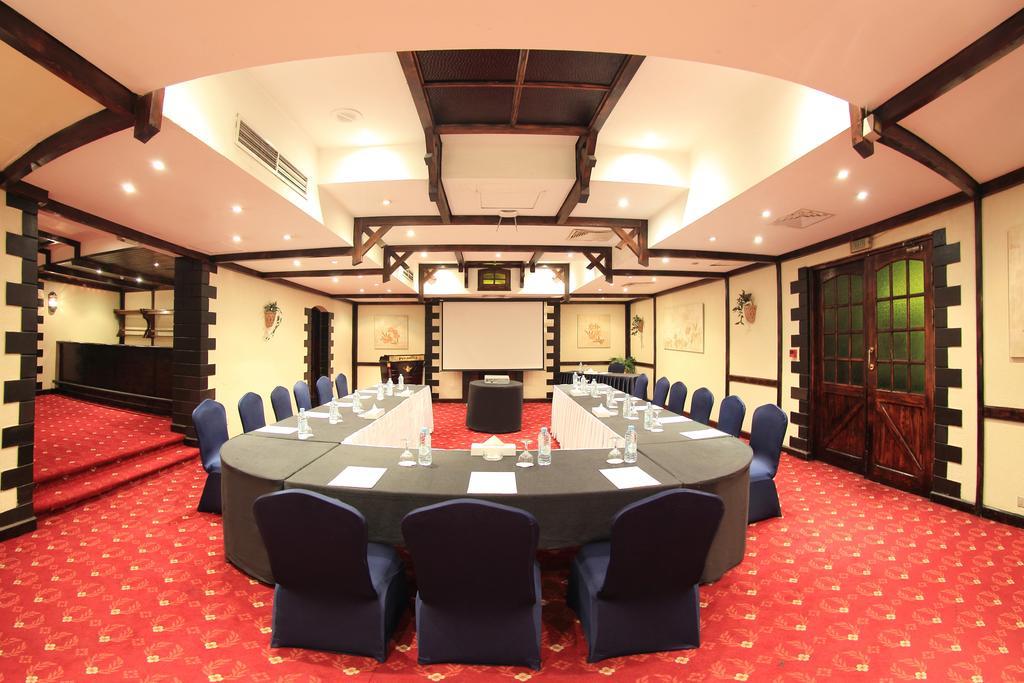 Pyramisa Suites Hotel Cairo Giza Zewnętrze zdjęcie The meeting room at the hotel