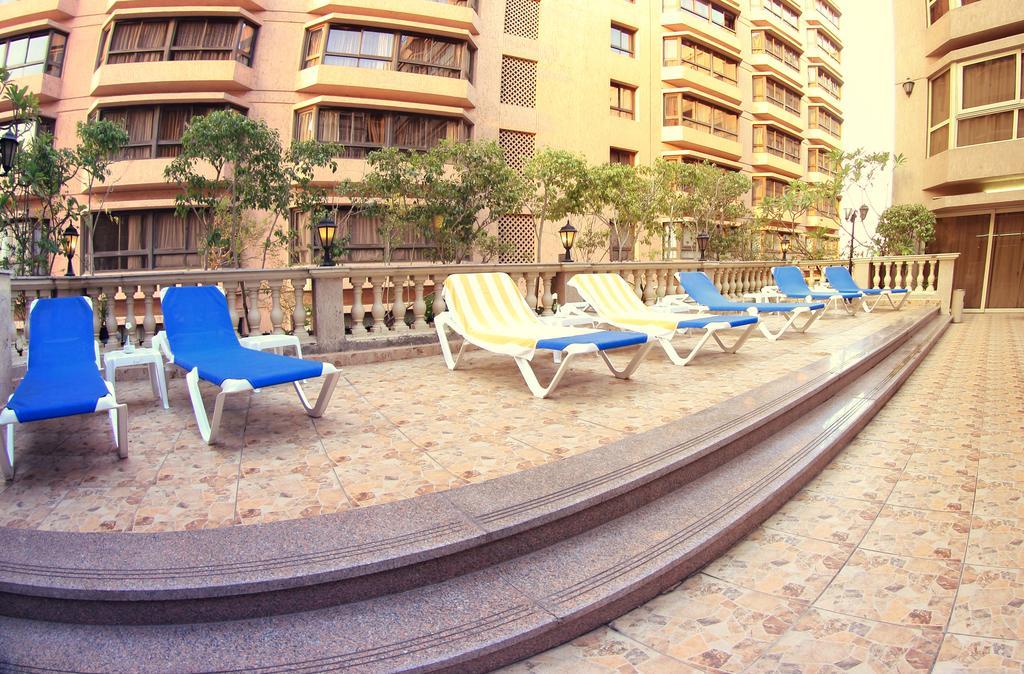 Pyramisa Suites Hotel Cairo Giza Zewnętrze zdjęcie A balcony of a modern apartment in Dubai