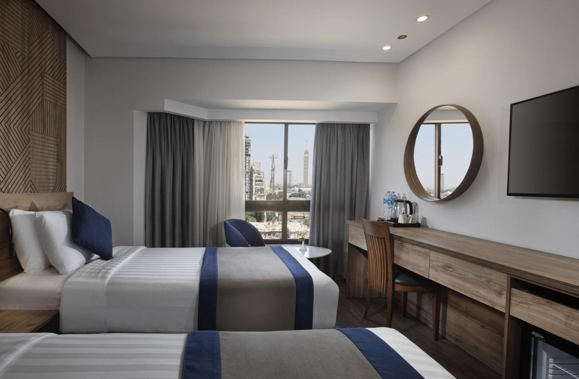 Pyramisa Suites Hotel Cairo Giza Zewnętrze zdjęcie A room at the hotel