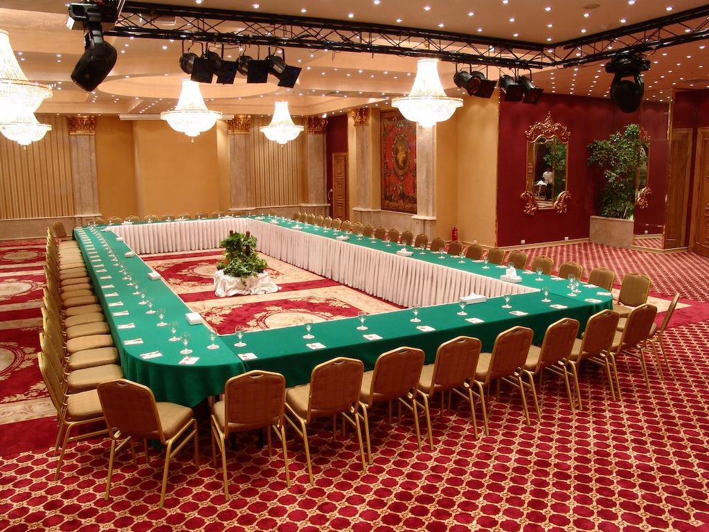Pyramisa Suites Hotel Cairo Giza Zewnętrze zdjęcie A meeting room