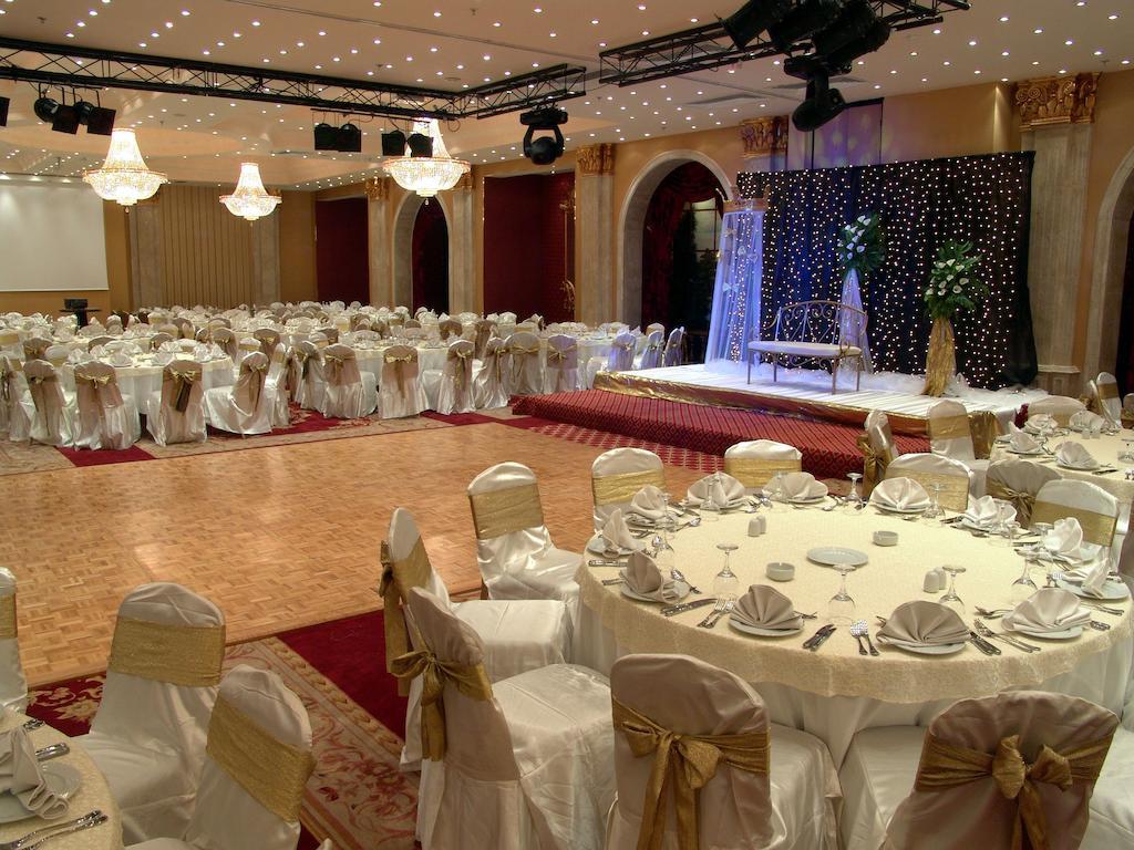 Pyramisa Suites Hotel Cairo Giza Restauracja zdjęcie The function room at the hotel