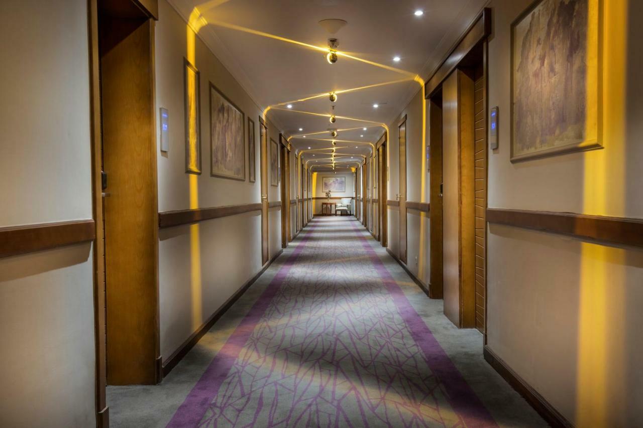 Pyramisa Suites Hotel Cairo Giza Zewnętrze zdjęcie The hotel's interior