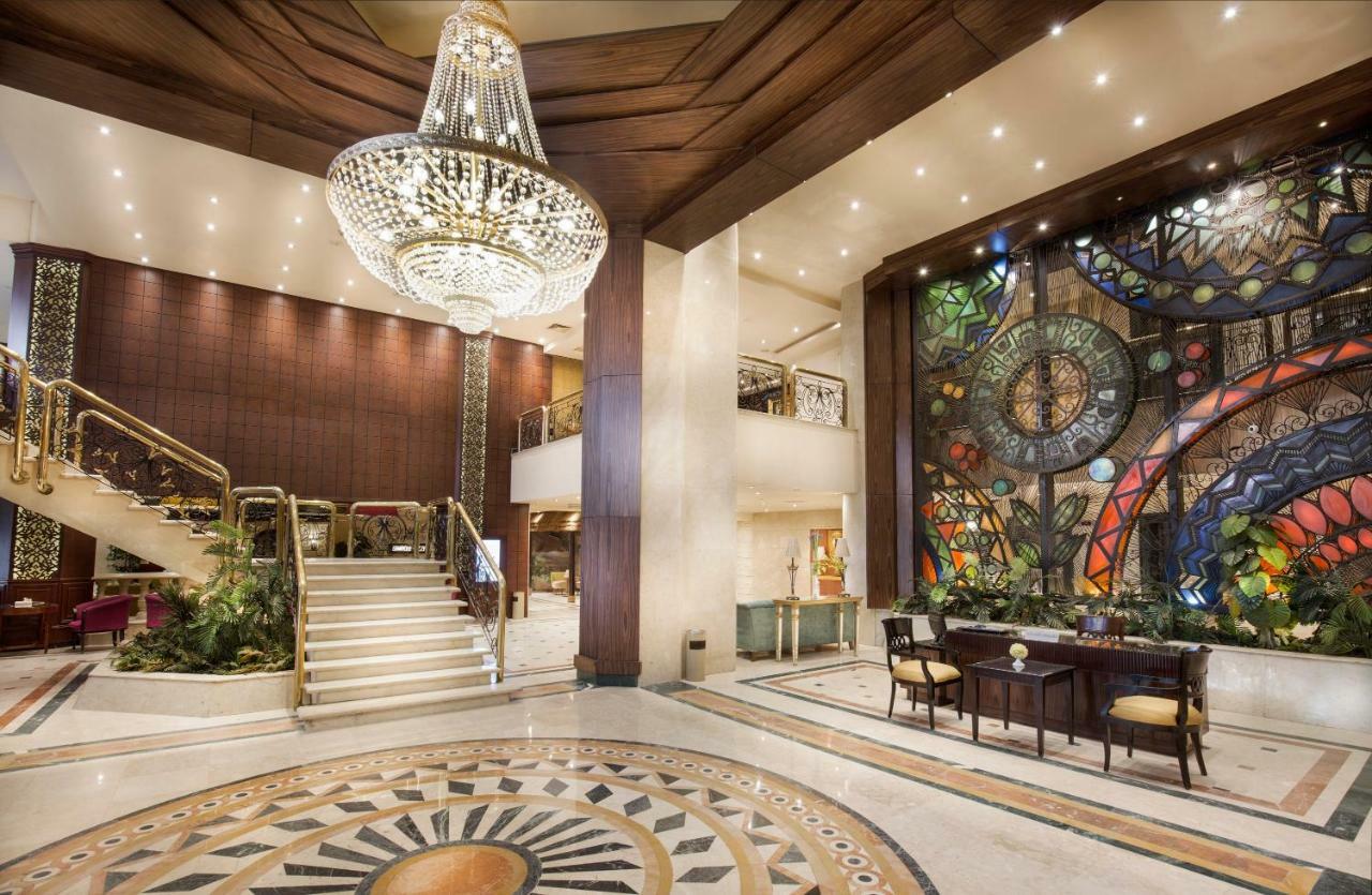 Pyramisa Suites Hotel Cairo Giza Zewnętrze zdjęcie The lobby of the hotel