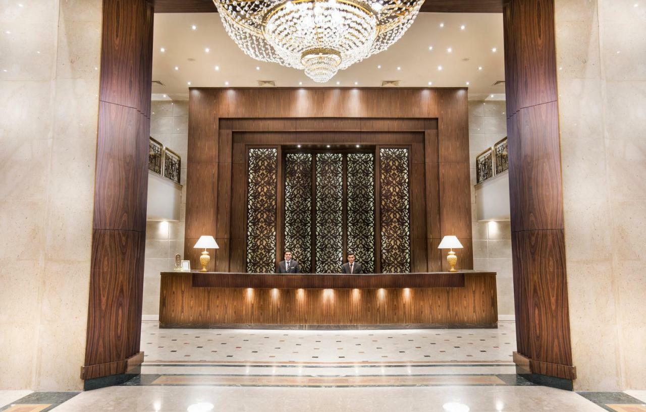 Pyramisa Suites Hotel Cairo Giza Zewnętrze zdjęcie Reception desk